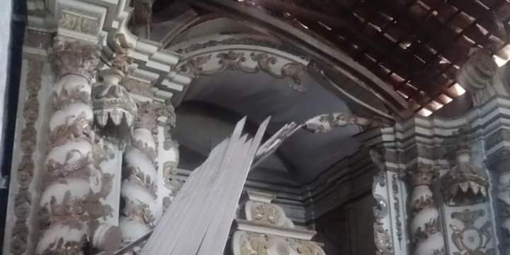Forro do altar-mor da Igreja de Nossa Senhora do Rosário desabou em Itabirito e padre publicou nas redes sociais (Miguel Ângelo Fiorillo/Facebook)