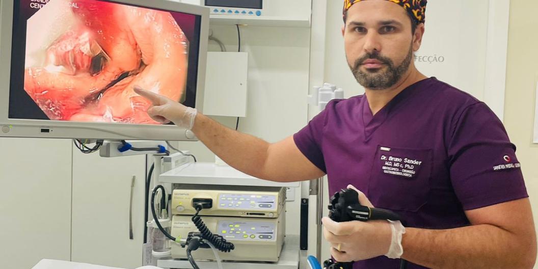 Cirurgião Bruno Sander durante pesquisa sobre gastroplastia endoscópica (Arquivo Pessoal)