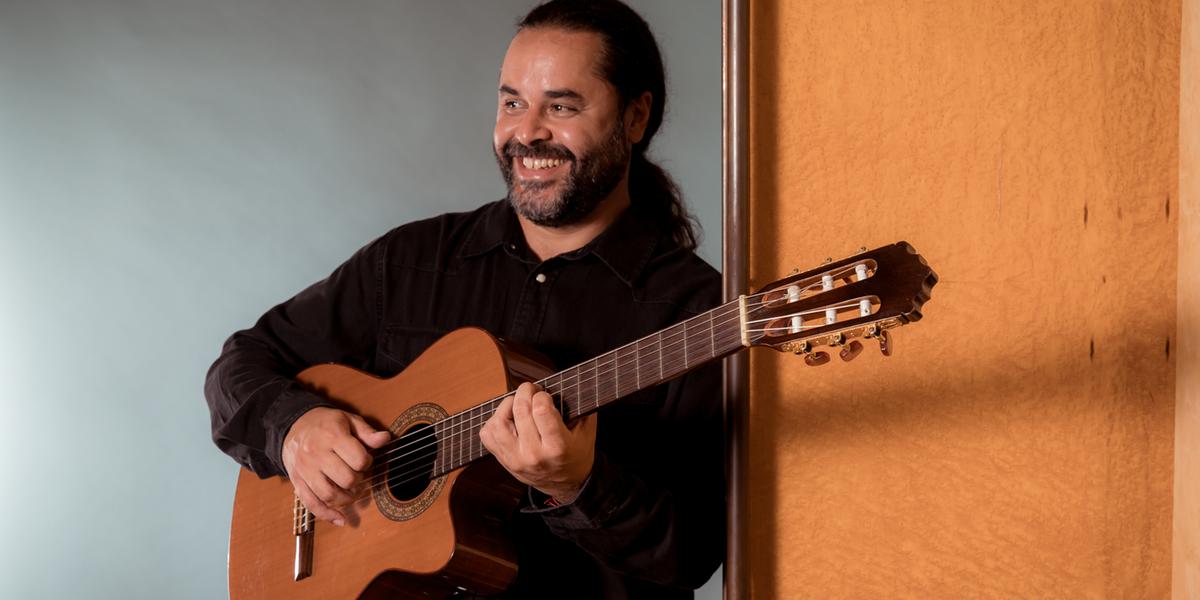 Integrante do Coladera conhece mais de 180 músicas do cantor baiano (Studio Tertúlia/Divulgação)