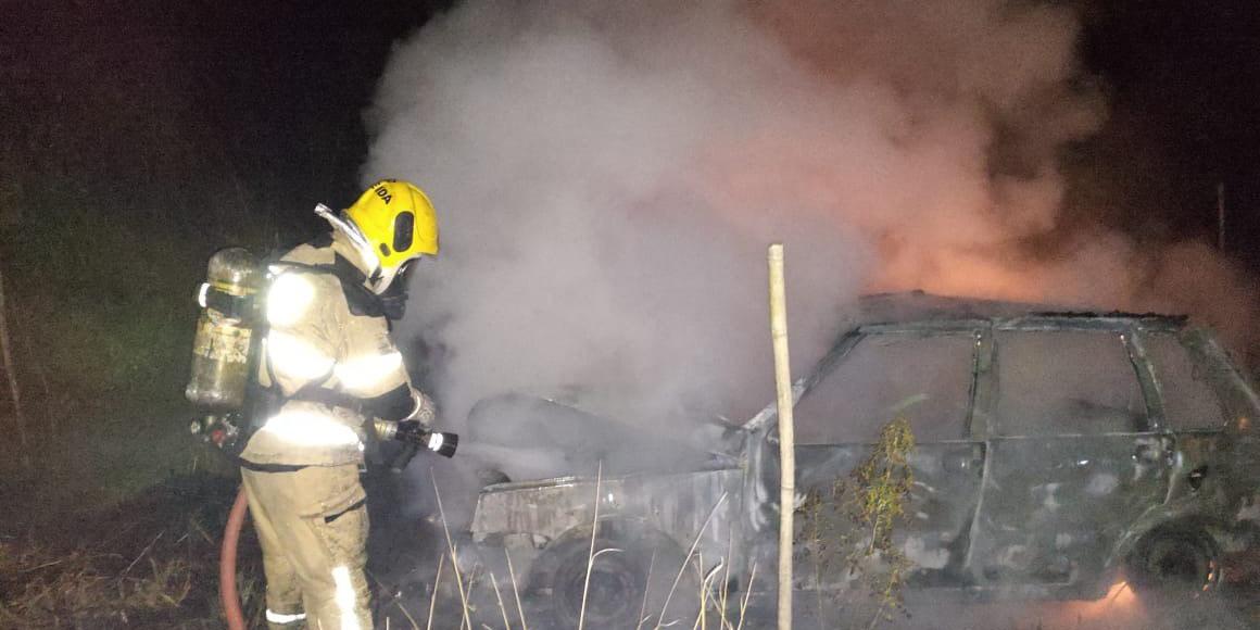 Bombeiros gastaram três mil litros de água para apagar o fogo no veículo (Bombeiros MG / Divulgação)