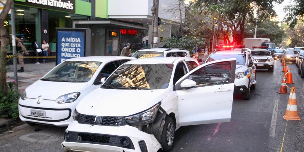 Na fuga, homem acabou batendo em outros veículos na avenida do Contorno (Maurício Vieira/Hoje em Dia)