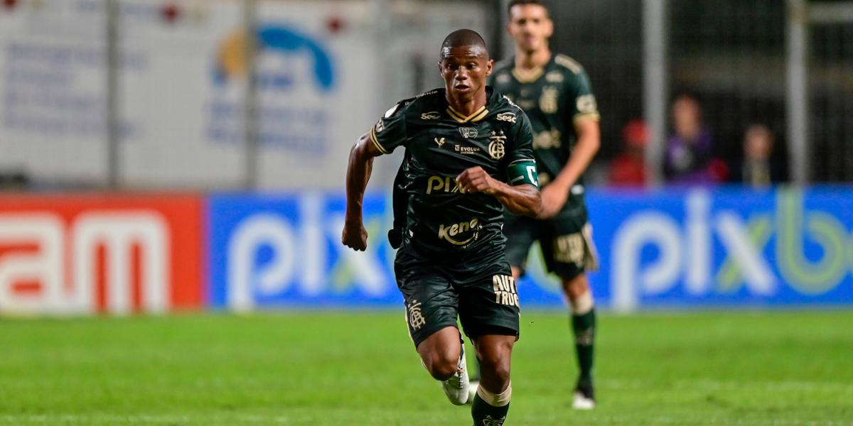 Capitão do América, Juninho entende que a punição aos clubes pode ser injusta (Mourão Panda/América)