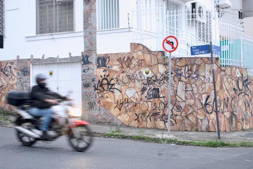 Para estudiosa, pichação "é uma forma de pessoas marginalizadas chamarem a atenção para problemas e conflitos" (Maurício Vieira/Hoje em Dia)