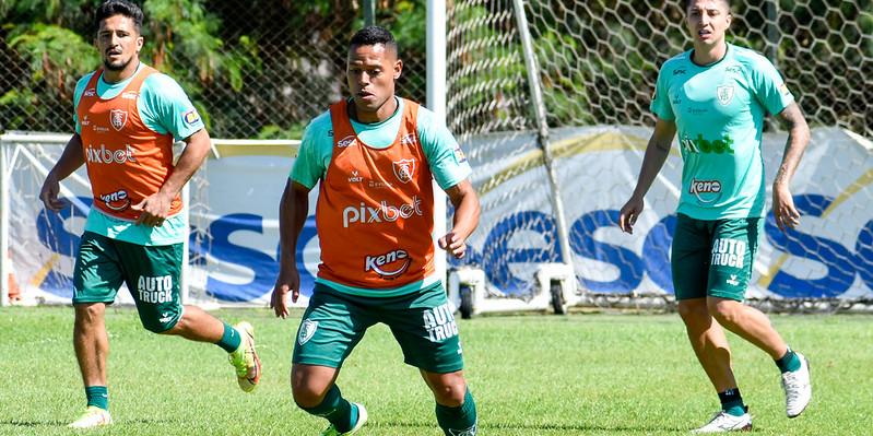 Jogadores participaram de treinos neste sábado (27) e já estão concentrados para o duelo deste domingo (28), contra o Atlético. (Marina Almeida / América)
