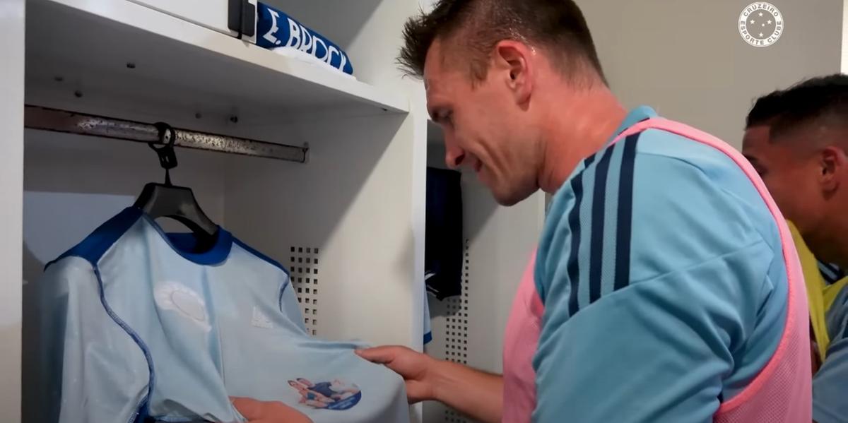Surpresa estava na parte interna das camisas de jogo (Reprodução/Cruzeiro)