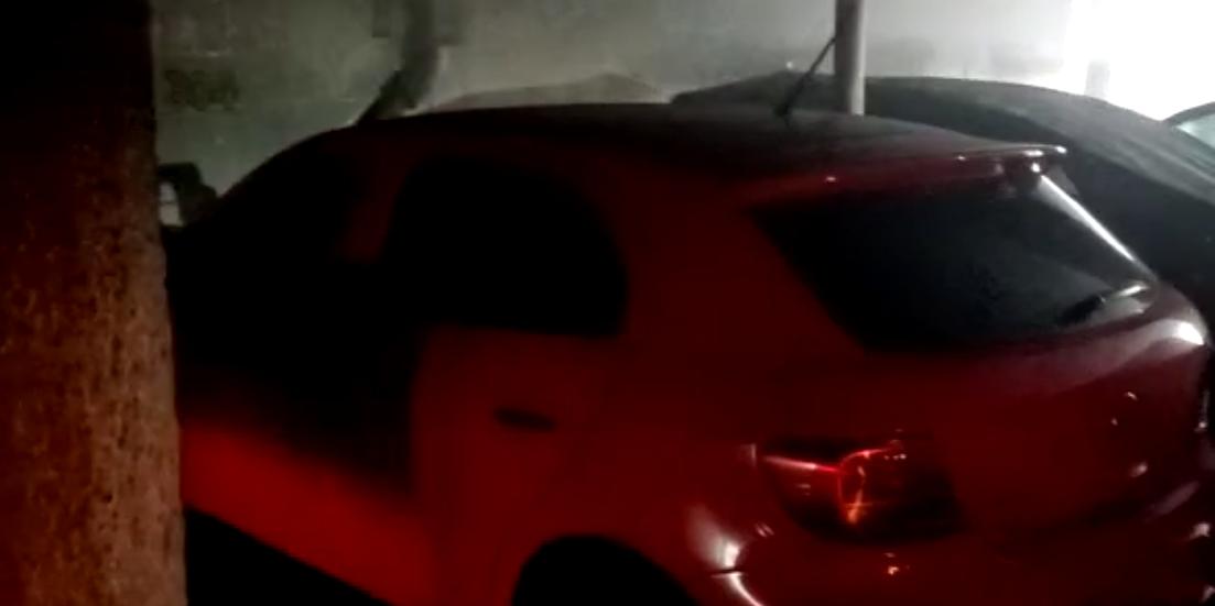 Dois carros teriam sido consumidos pelas chamas na garagem em Divinópolis (Bombeiros MG / Reprodução)
