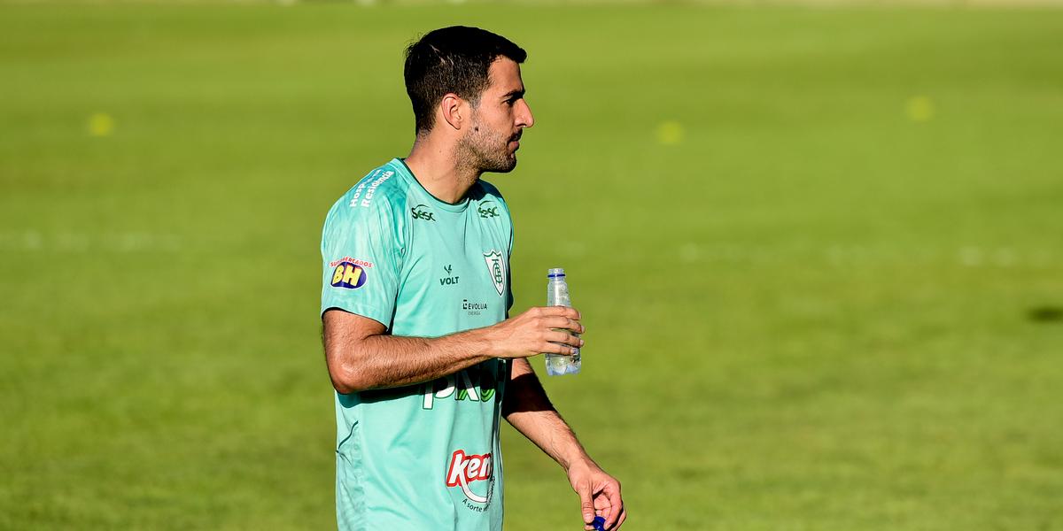 Cáceres foi titular em 4 dos 5 jogos do América em agosto (Mourão Panda / América)