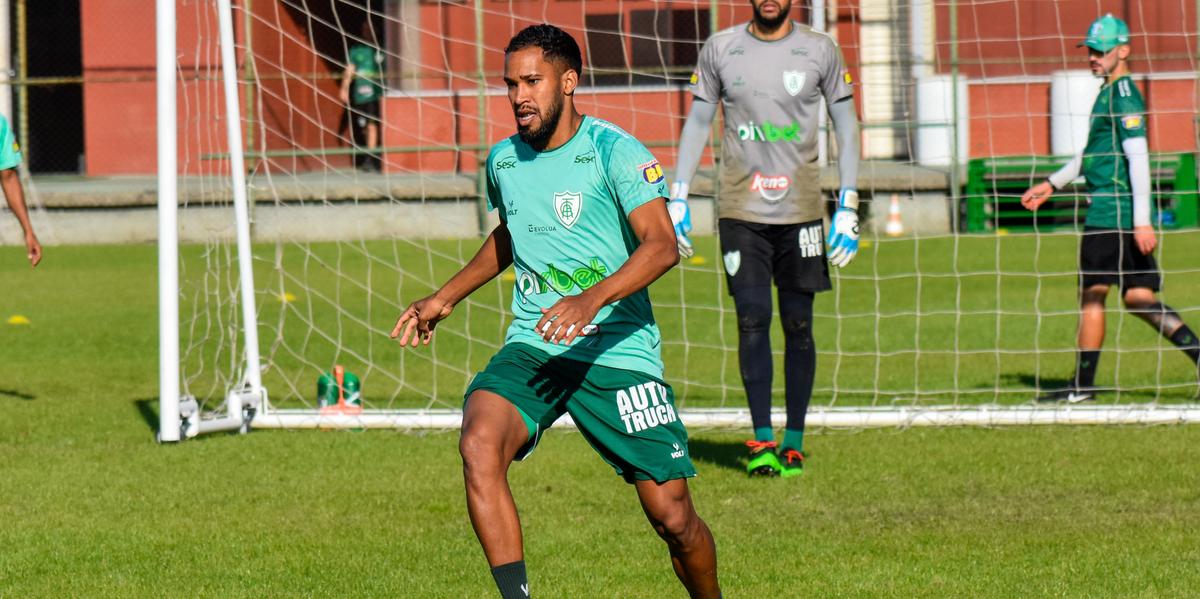 Everaldo lamentou a ausência do capitão americano do jogo contra o Coritiba (Marina Almeida / América)
