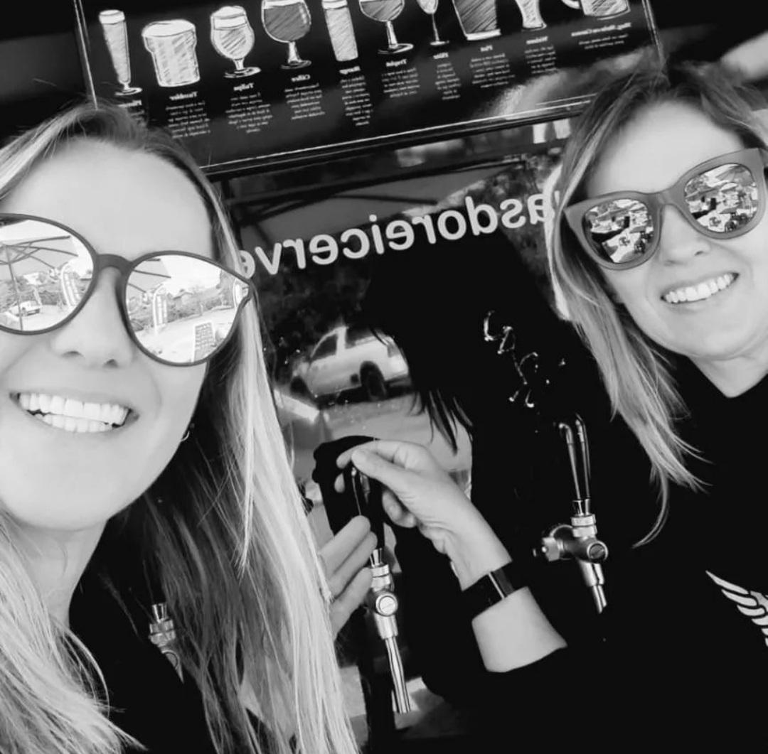 Carolina e Raquel comandam a Amigas do Rei Cervejaria, que vai ganhar nova fábrica em 2023 (@amigasdoreicervejaria)