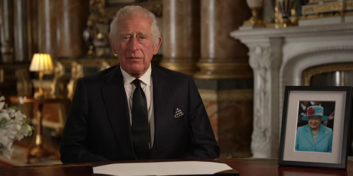 'Obrigado por seu amor e devoção à nossa família e à família das nações que você serviu tão diligentemente', diz Charles III em seu primeiro discurso (YouTube / Sky News / Reprodução)