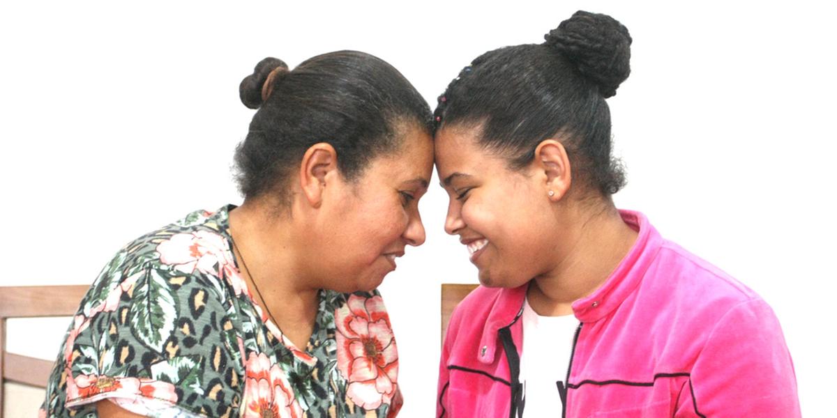Yara Chaves, de 21 anos, comemora ao lado da mãe, Janete, a conquista de uma vaga de trabalho após quase quatro anos de tentativas: “Estou muito feliz, aliviada”, diz a deficiente intelectual (Maurício Vieira)