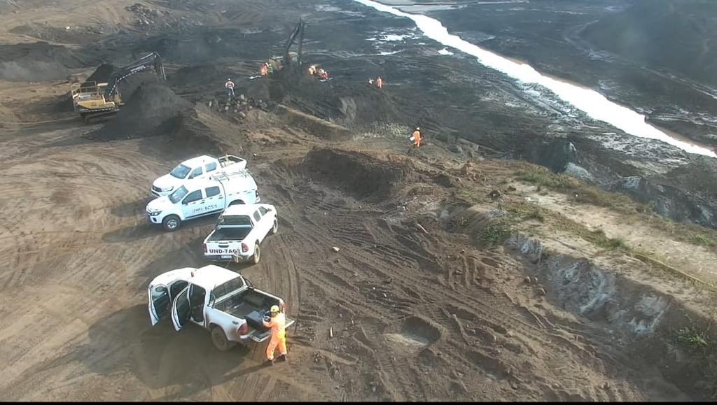 Um operador de máquinas que trabalhava na área conhecida como Ferteco 2 localizou um colete e uma blusa (Corpo de Bombeiros / Divulgação)