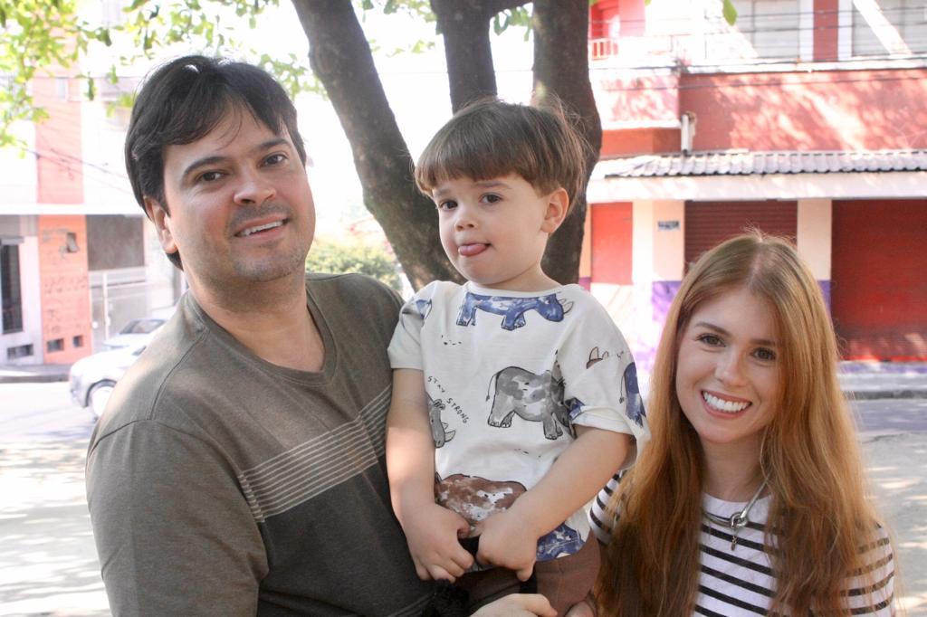 Fernando Ruas e a mulher Sofia Vieira aproveitaram o sábado para vacinaro pequeno Bento, de 3 anos, para se vacinar contra a pólio (Maurício Vieira / Hoje em Dia)