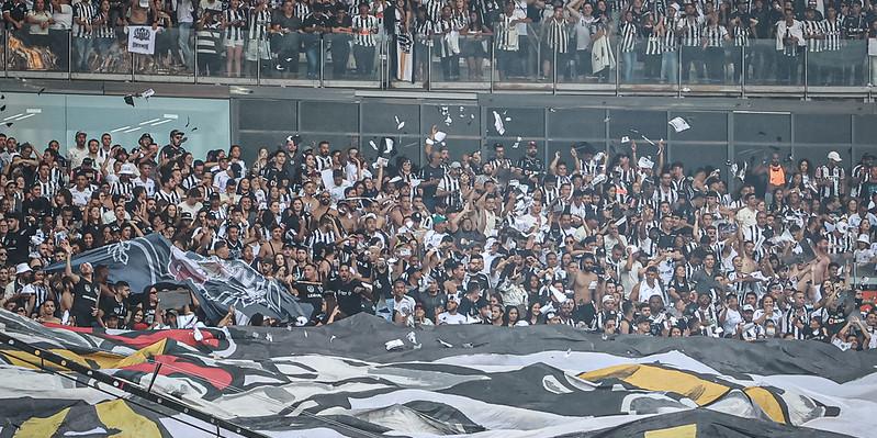 No jogo de ida das oitavas de final da Copa do Brasil, diante do Flamengo, torcedores atleticanos entoaram cantos homofóbicos e objetos foram arremessados no campo, no Mineirão. (Pedro Souza / Atlético)