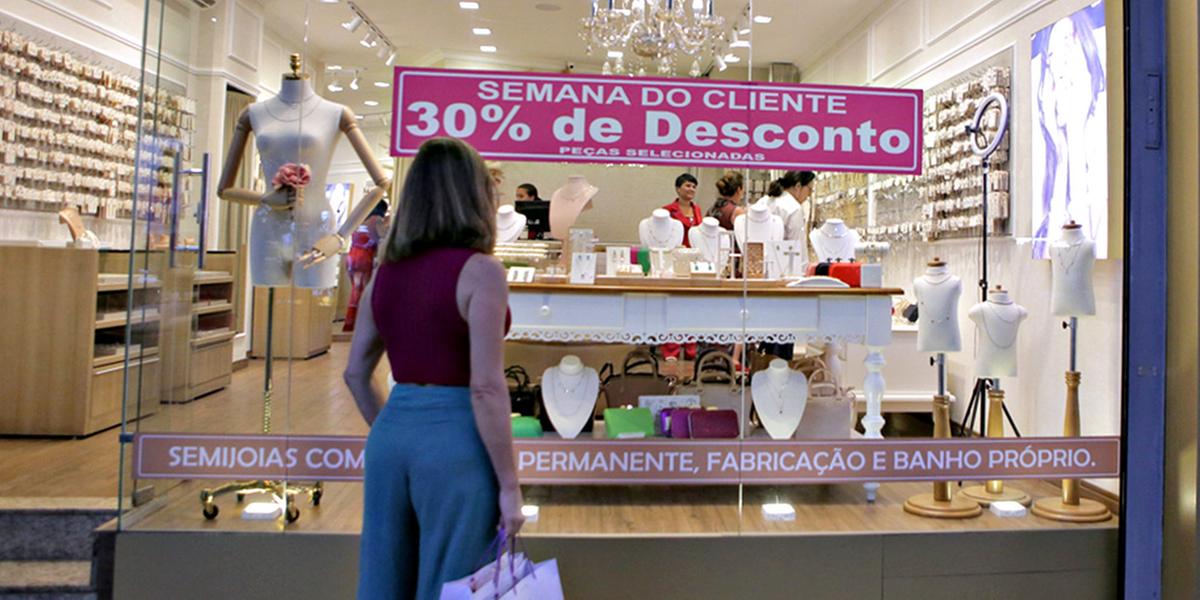 Para celebrar o Dia do Cliente, nesta quinta-feira, lojas de BH estão com vitrines enfeitadas e promoções atraentes para aquecer as vendas (Fernando Michel)