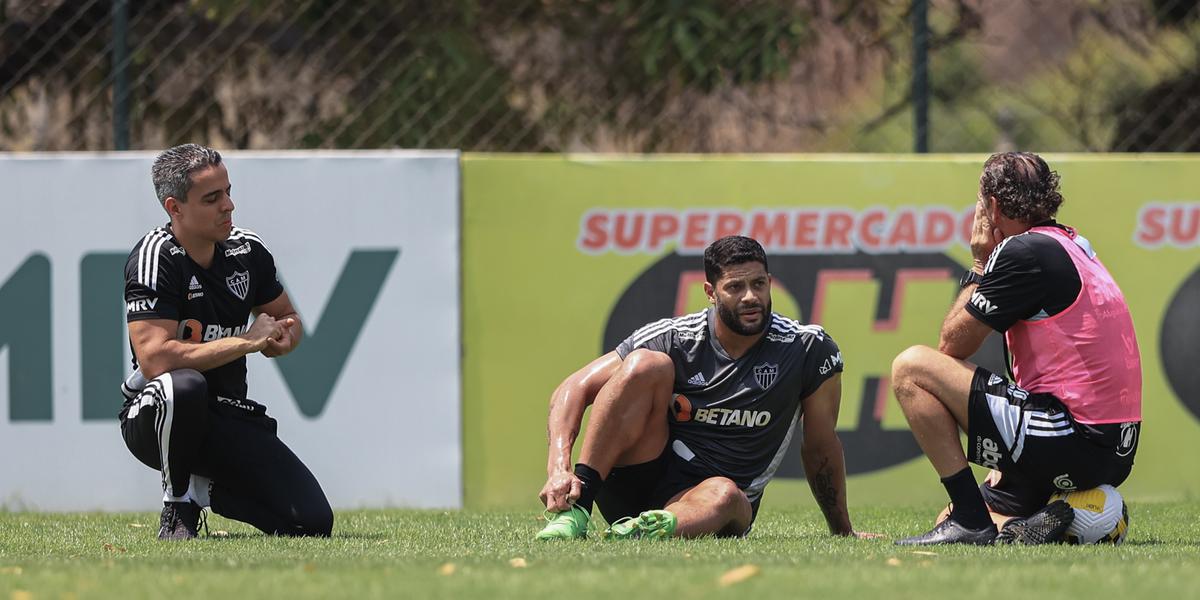 Hulk conversa com Cuca antes de treino na cidade do Galo (Pedro Souza/Atlético)