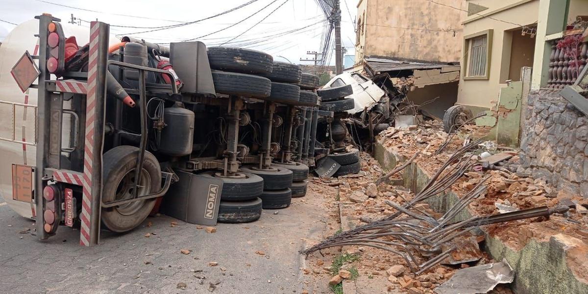 Caminhão atinge casas em Lavras (Sala de Imprensa CBMMG)