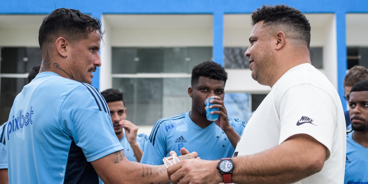 Ronaldo Fenômeno foi à Toca da Raposa dar o último incentivo aos jogadores (Gustavo Aleixo/Cruzeiro)