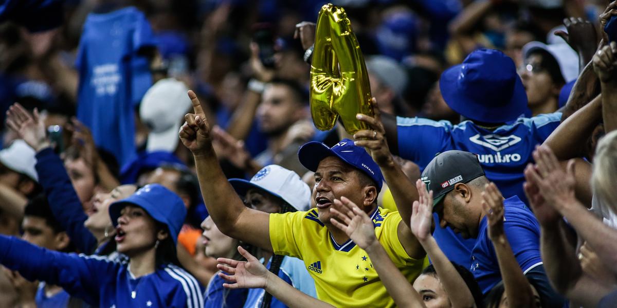 Com mais de 99,999% de chance de garantir a vaga na Série A, torcida do Cruzeiro já vem comemorando o retorno do time nas últimas partidas da Raposa, com cartazes e balões com a letra “A” (THOMÁS SANTOS/STAFF IMAGES)