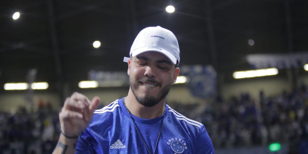 Ronald comandou a música antes da partida entre Cruzeiro e Vasco (Fernando Michel/Hoje em Dia)