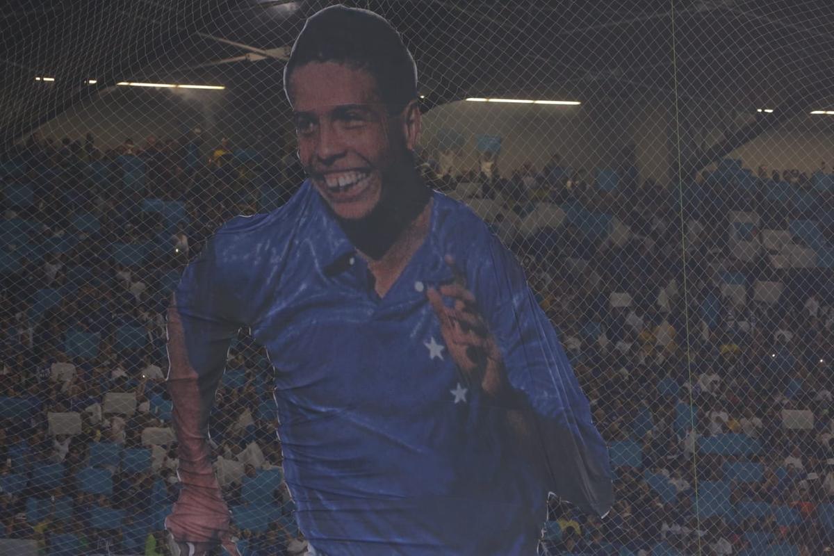 Torcida levou foto do Ronaldo de quando vestia a camisa celeste (Fernando Michel/Hoje em Dia)