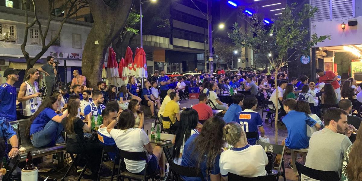 Torcida do Cruzeiro vê o jogo em bares da capital (Alecsander Heinrick/Hoje em Dia)
