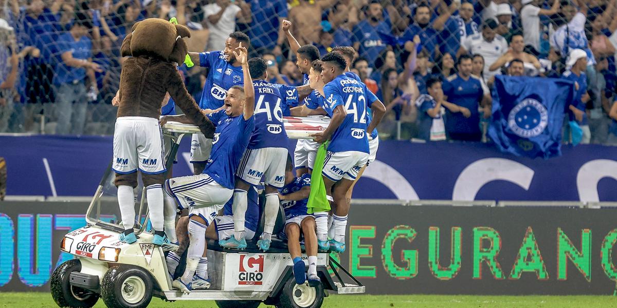 Jogadores do Cruzeiro comemoraram bastante o acesso para a Série A (STAFF IMAGES / CRUZEIRO)