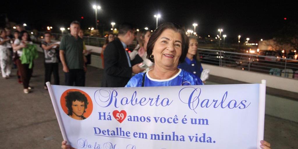 Maria Lúcia Rodrigues de Azevedo usou azul e branco e levou um cartaz para o show do Roberto Carlos (Maurício Vieira / Hoje em Dia)