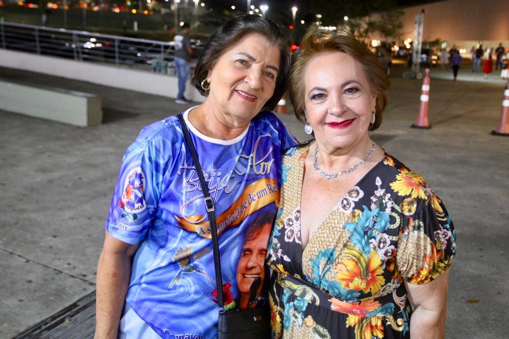 Maria Lúcia Azevedo estava acompanhada da amiga e fã do "rei", Rosângela Alves Vieira (Maurício Vieira / Hoje em Dia)