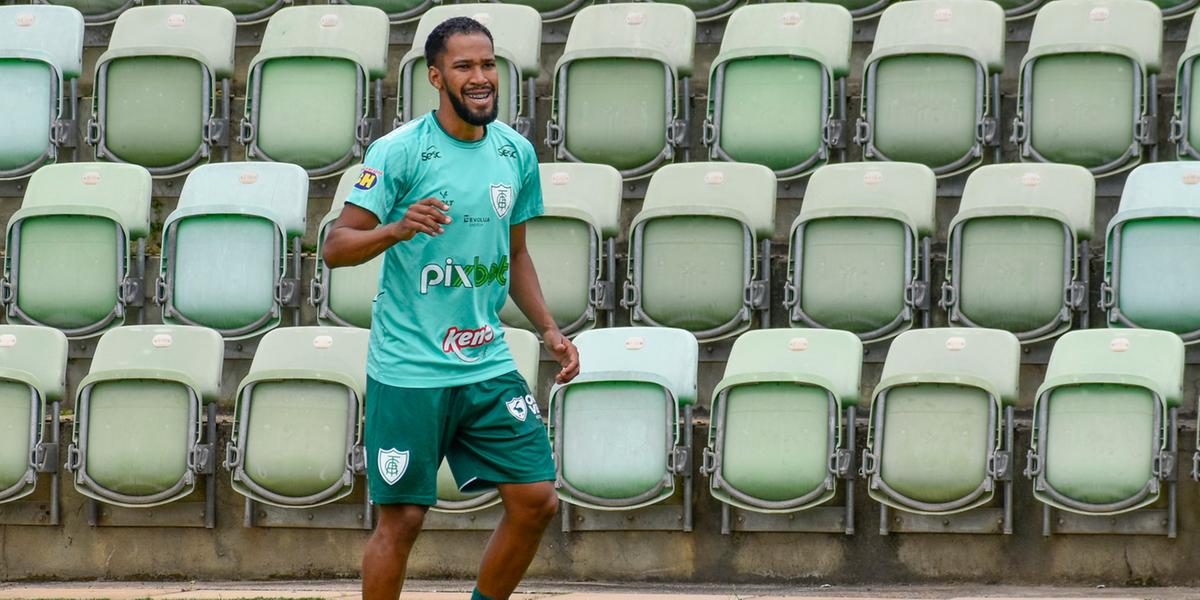 Everaldo deve voltar ao ataque americano (João Zebral/América)