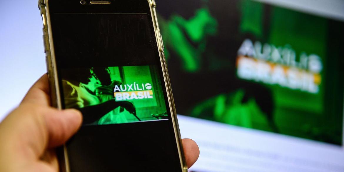 O país tem hoje 17,5 milhões de pessoas que recebem o Auxílio Brasil e poderão recorrer ao consignado: mas se ajuda for cancelada, empréstimo continuará valendo (Marcello Casal Jr./Agência Brasil)