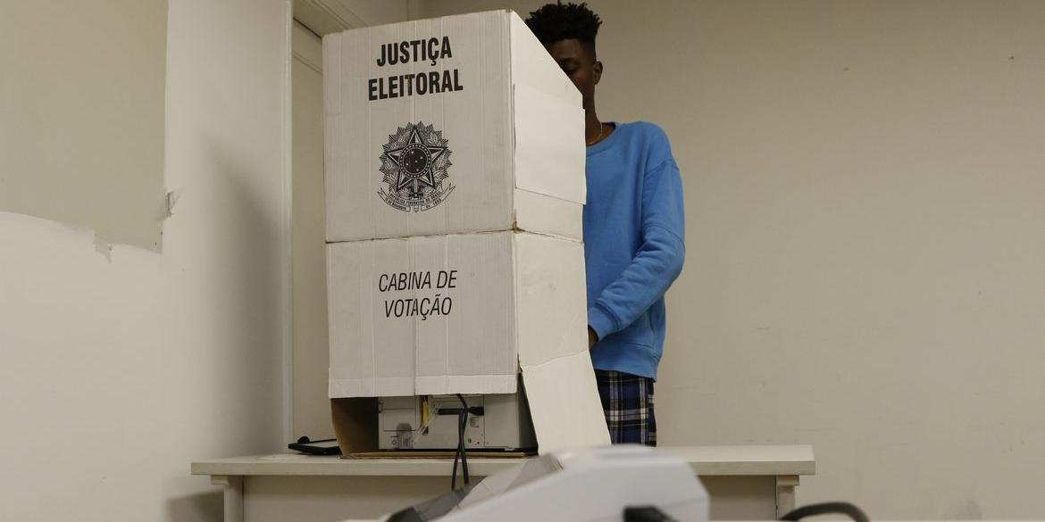 Eleitor deve conferir sua seção antes de sair de casa (Fernando Frazão / Agência Brasil)