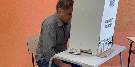 Candidato postou imagem na Escola da Serra, onde votou pela manhã (Reprodução Instagram)
