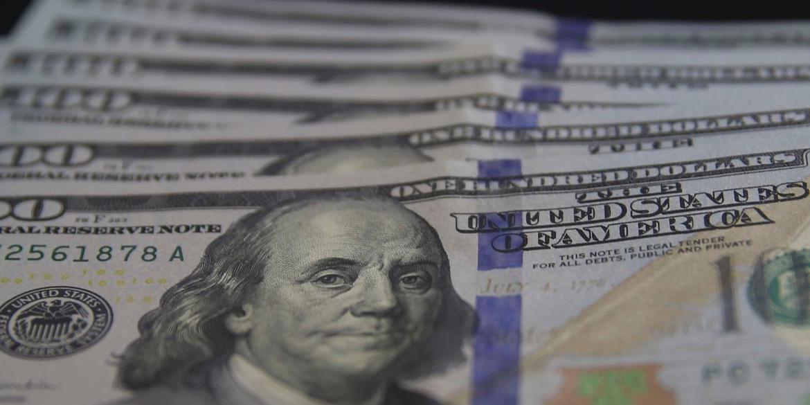 Moeda norte-americana fecha a segunda-feira vendida a R$ 5,17 (Valter Campanato / Agência Brasil)