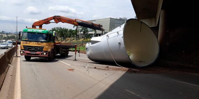 Uma peça de quatro toneladas caiu na rodovia Fernão Dias na manhã desta terça (PRF / Twitter / Reprodução)