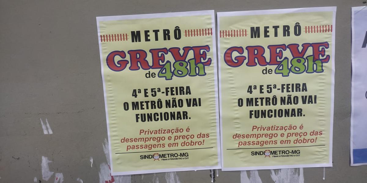 Metroviários anunciaram paralisação total com cartazes no metrô (Rogério Lima/Hoje em Dia)