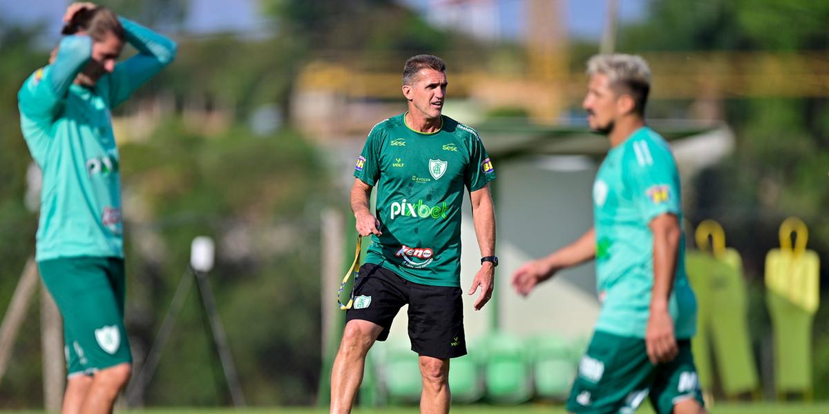 Vagner Mancini pretende mexer no time, para o jogo contra o Fluminense (Mourão Panda/América)