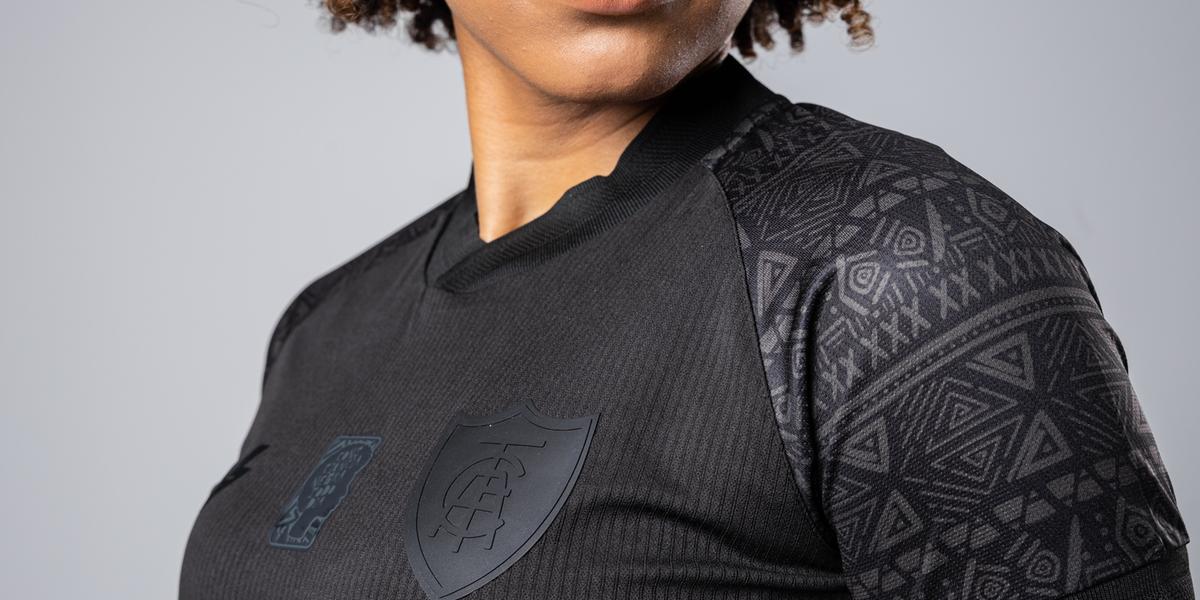 A nova camisa é toda na cor preta. (Reprodução/Somos Volt)