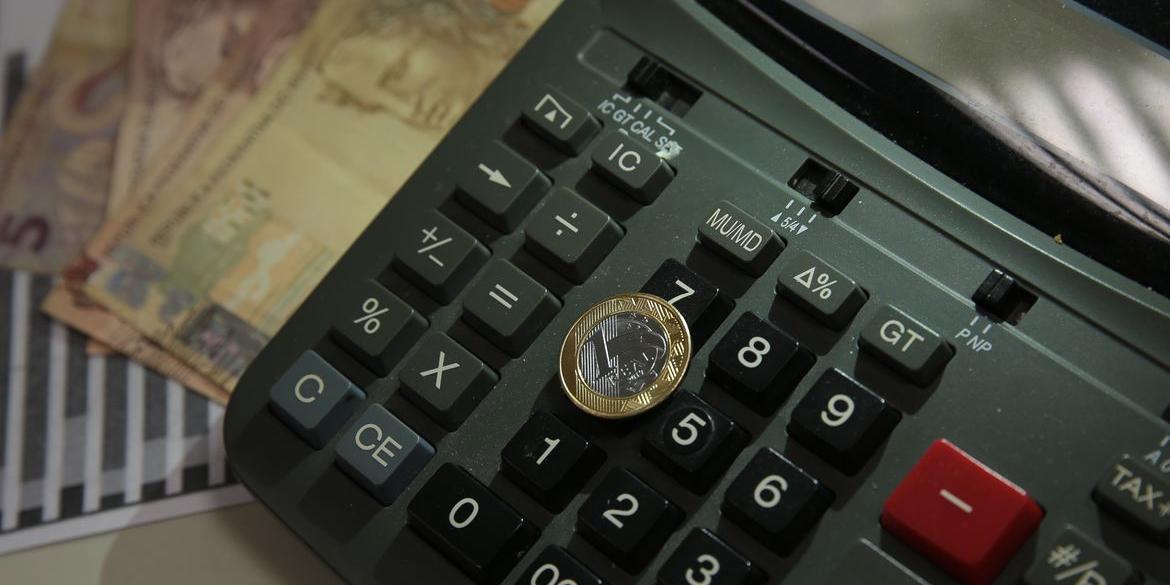 Apesar da queda, o IPCA ainda acumula altas de preços de 4,09% ao ano (Marcello Casal Jr. / Agência Brasil)