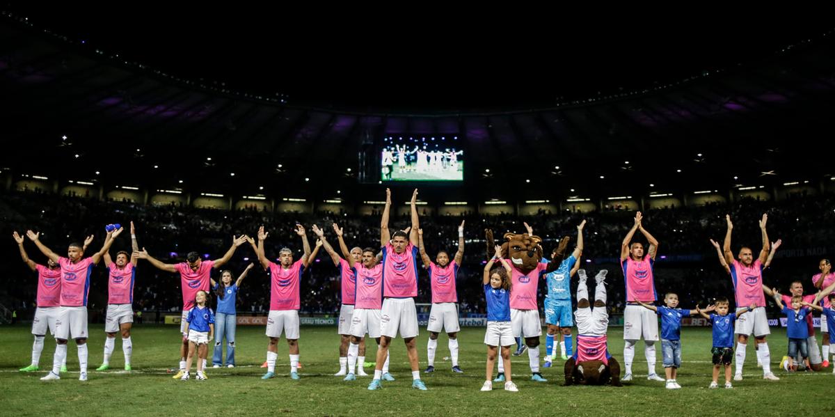 Poucos jogadores do atual elenco têm a certeza de que estarão no Cruzeiro em 2023 (Thomás Santos/STAFF IMAGES)