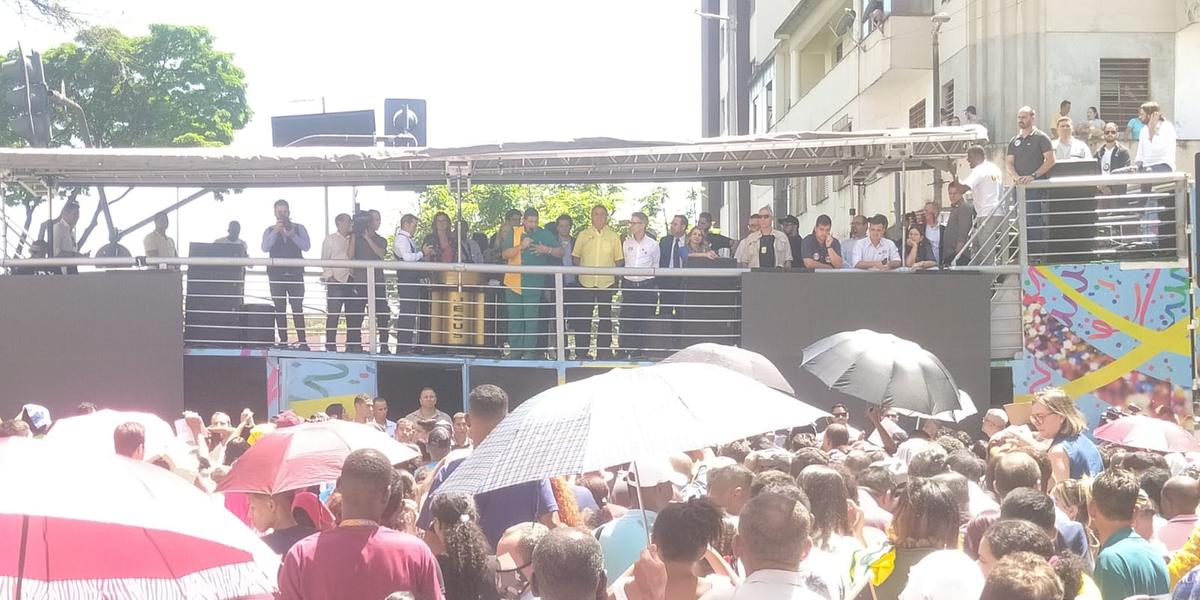 Apoiadores e fieis aguardam por discurso de Bolsonaro do lado de fora da igreja (Lucas Prates/Hoje em Dia)