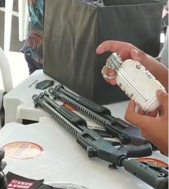 Armas de fogo são exibidas em evento de Dia das Crianças de prefeitura em  MG; vídeo mostra menino com bomba na mão, Triângulo Mineiro