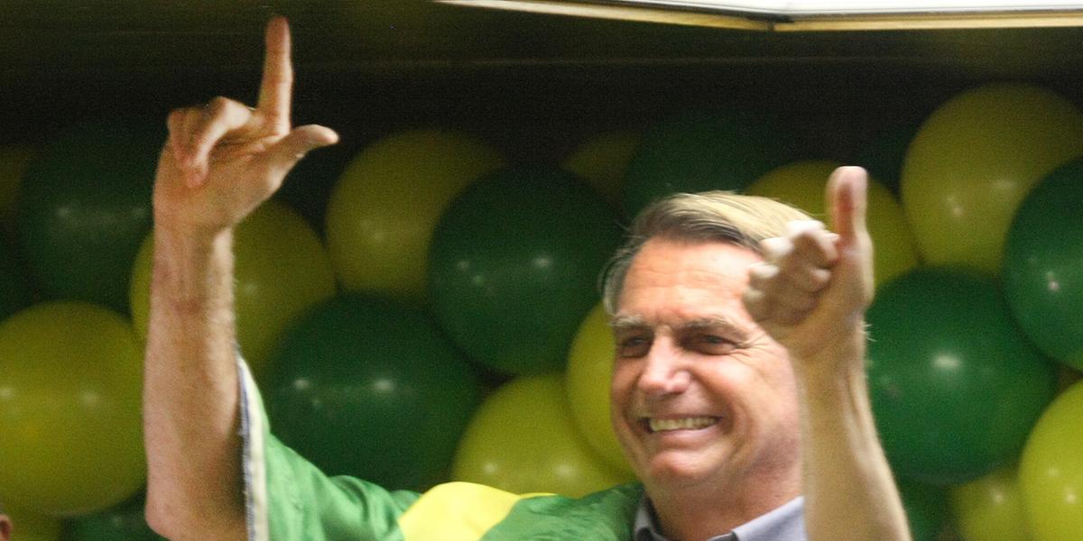 Durante comemoração em BH, dançando ao ritmo do jingle de campanha, Bolsonaro acabou fazendo o gesto do "L" que é símbolo do adversário, Lula (PT) (FOTO: MAURÍCIO VIEIRA / JORNAL HOJE EM DIA)
