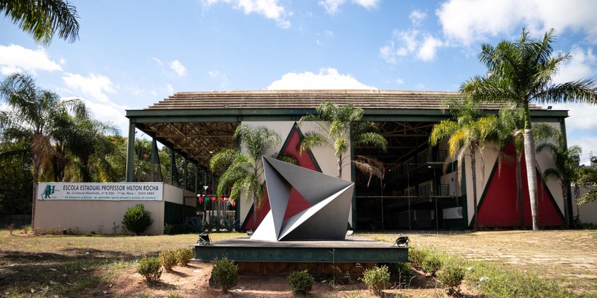 Amílcar de Castro - Sem título 2000 - Obra instalada nos jardins da Escola Professor Hilton Rocha (Fernanda Nazaré / Fundação ArcelorMittal / Divulgação)