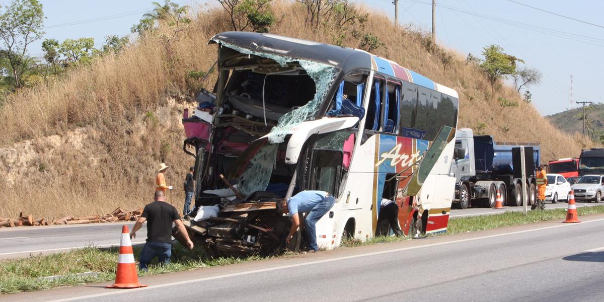 Ônibus de turismo e um caminhão carregado de madeira bateram, na madrugada desta segunda-feira (17), na BR-040, no Km 505, em Ribeirão das Neves (Lucas Prates / HD)
