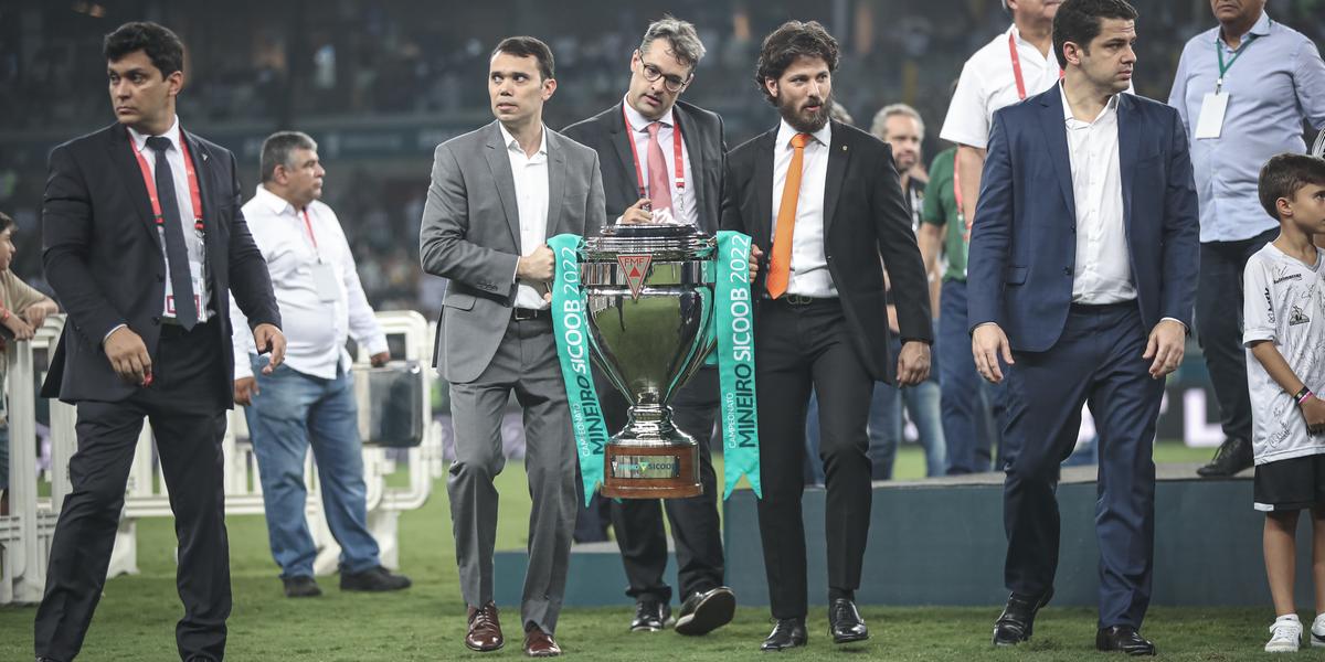 À esquerda da taça, Adriano Aro, presidente da FMF (Pedro Souza/Atlético)