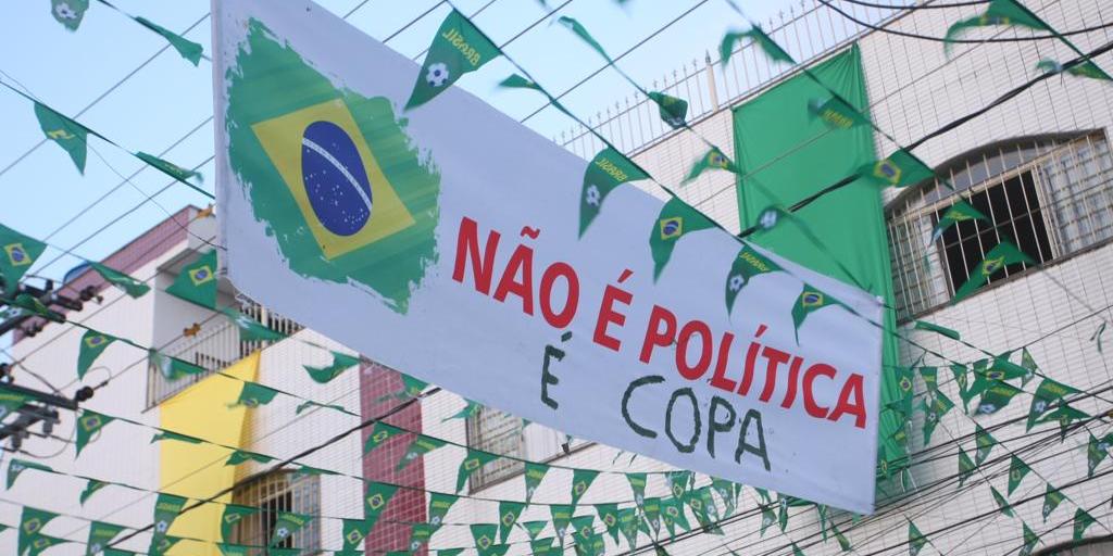 Faixa pendurada na rua do Caiçaras que está enfeitada para a Copa 2022 (Maurício Vieira/Hoje em Dia)