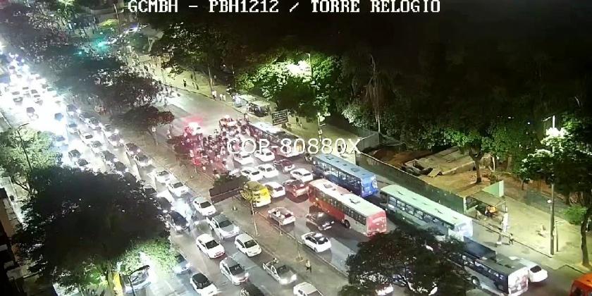 Manifestantes fecharam o trânsito na avenida Afonso Pena (Twitter / BHTrans / Reprodução)