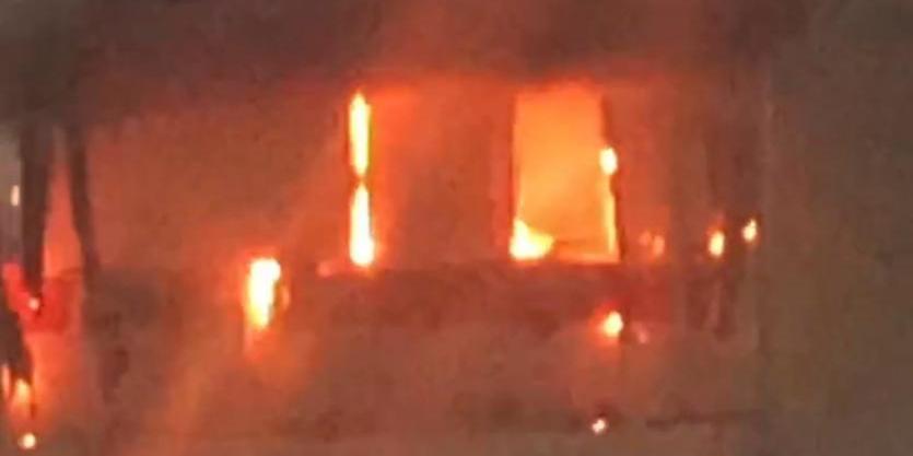 Um incêndio atingiu o terceiro andar de um hotel em Itabira e brigadistas apoiaram bombeiros militares no combate às chamas (Reprodução / Redes Sociais)