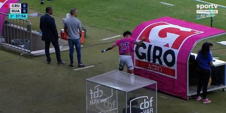 Filipe Machado socou um dos bancos de reservas após ser expulso (Reprodução/SporTV)